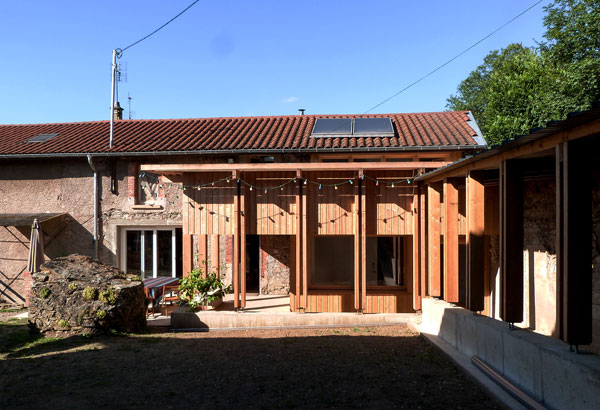 vue sur l�extension depuis le seuil du porche d�entr�e