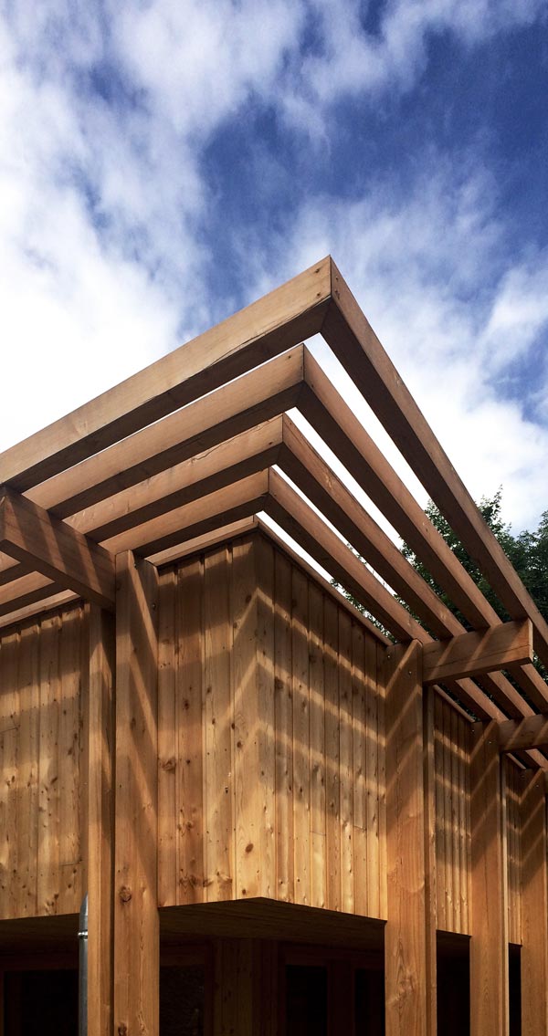 Vue sur le garde-corps et son retournement en pergola au couronnement de l�extension