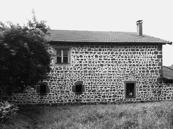 vue sur l�extension au travers du porche d�entr�e