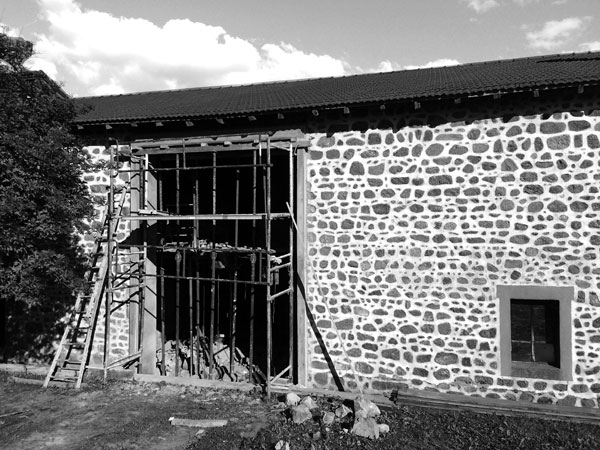 vue sur l�extension depuis le seuil du porche d�entr�e